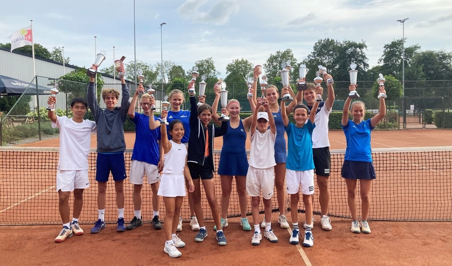 Blije finalisten van de Amersfoortse jeugdtenniskampioenschappen.