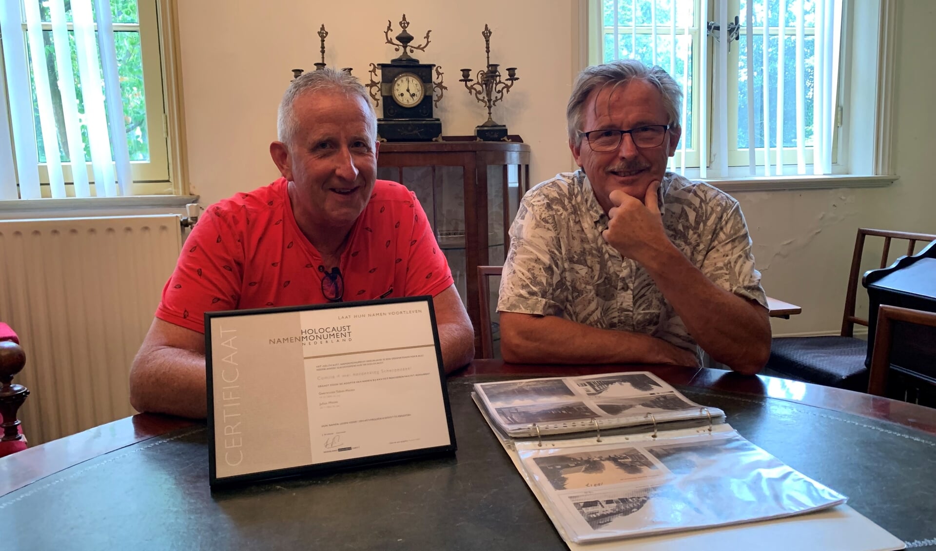 Gert Overeem (links) en Piet Valkenburg (rechts) zijn trots op het certificaat dat bij Oud Scherpenzeel bewaard zal blijven.