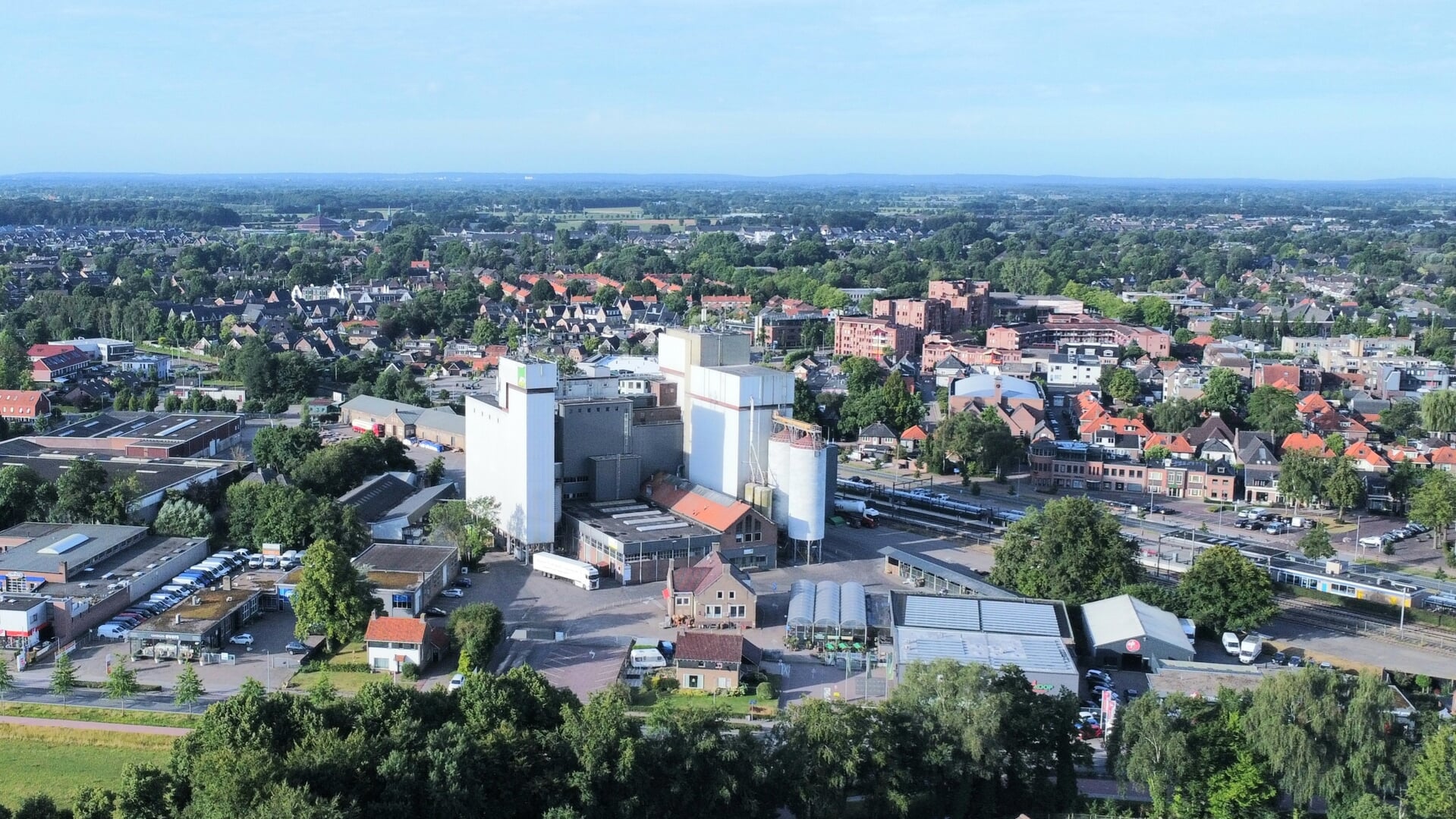 De fabriek van AgruniekRijnvallei, met het centrumgebied van Barneveld op de achtergrond.