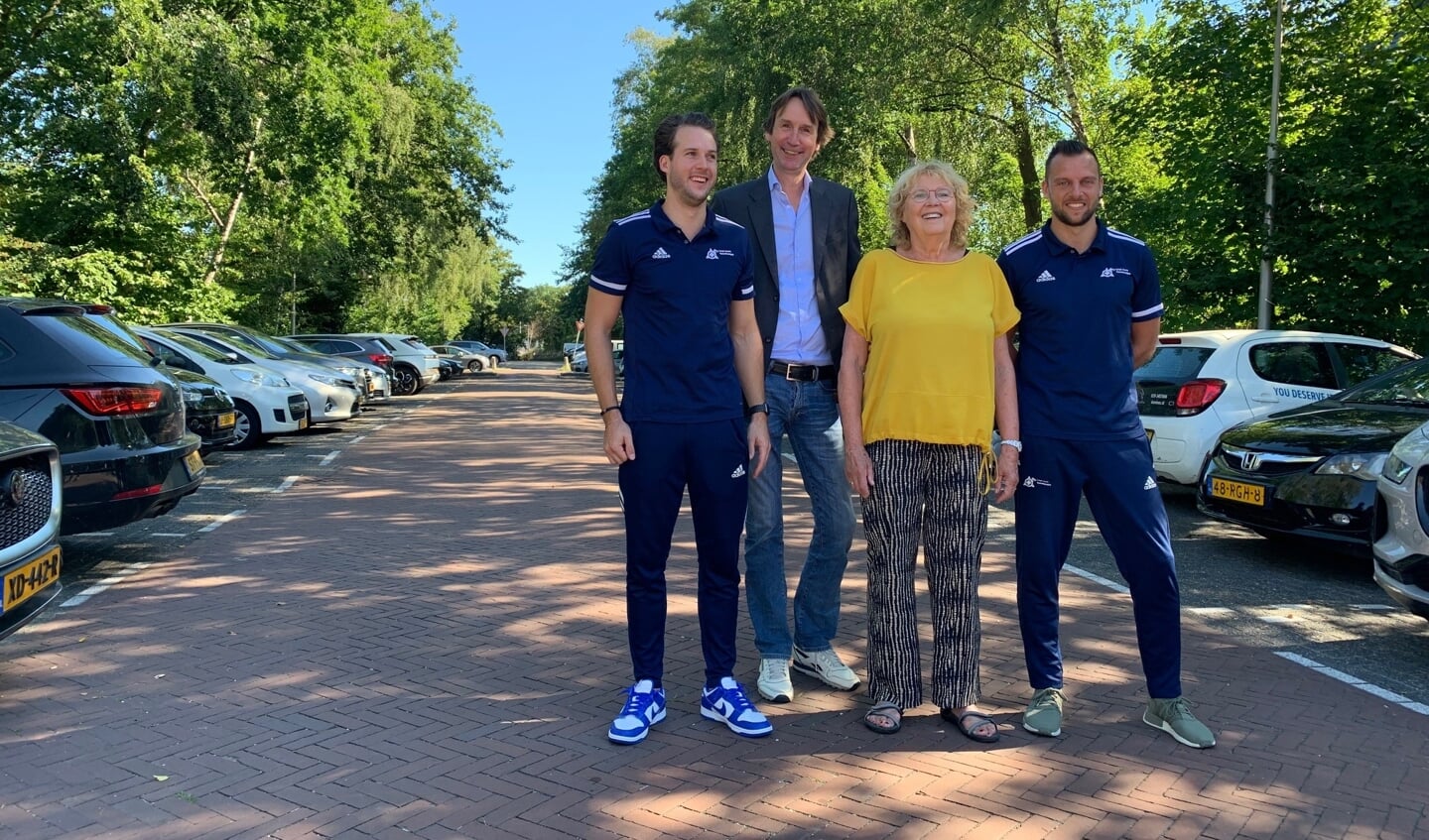 Fysiotherapeuten Dimitry Roschar (links) en Robby Boes (rechts) van fysiotherapiepraktijk Karel Muns, Marri-Anne Koudijs en verkeerswethouder Herbert Raat.
