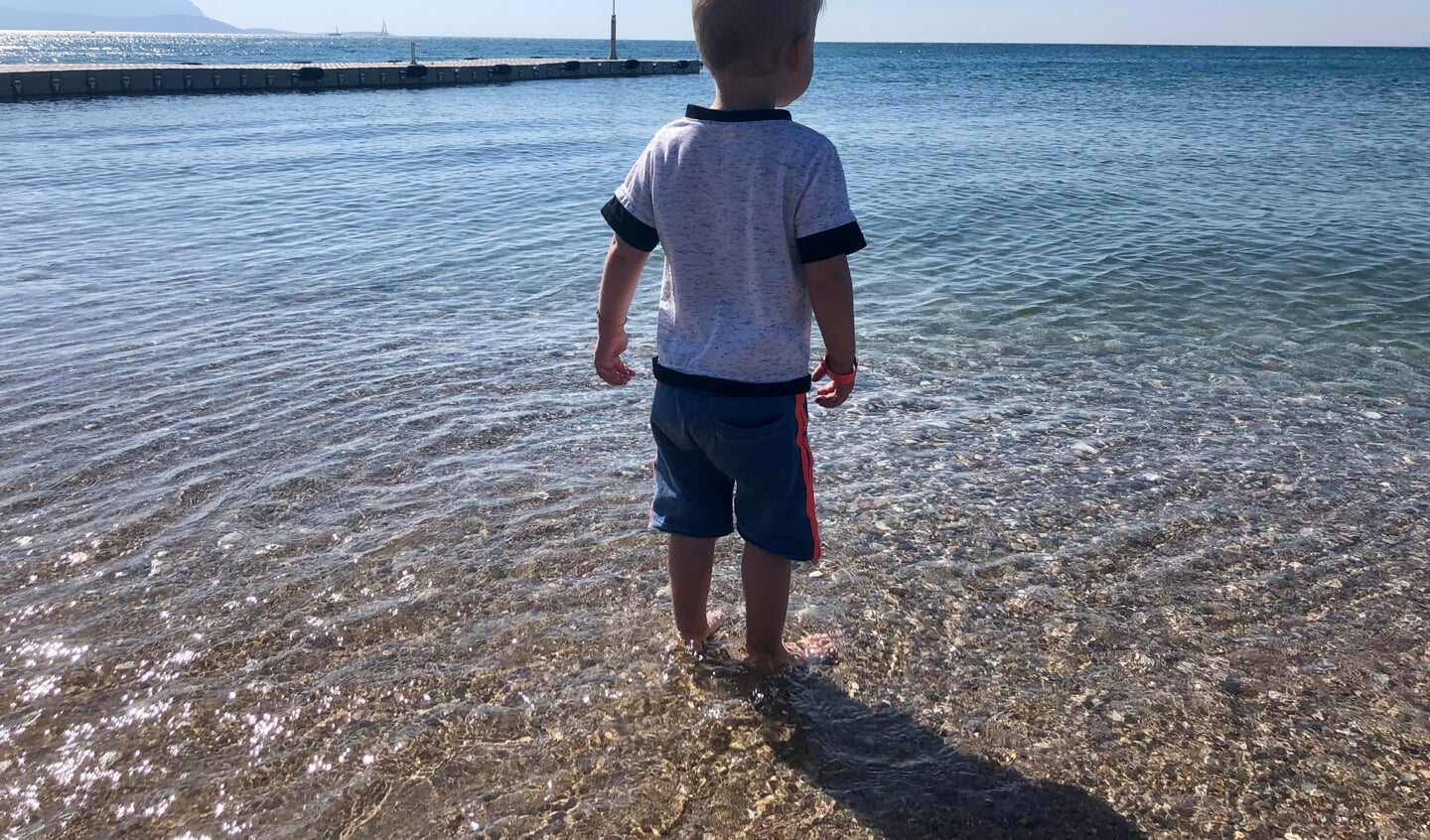,,Wij mochten dit jaar op vakantie naar Samos, een eiland van het mooie Griekenland. Onze zoon Dave is gek op water en kon dan ook eindeloos genieten van dit uitzicht. Net als wijzelf overigens. 