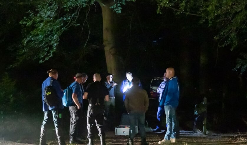 Zo'n 100 veteranen zoeken in de Vuursche bossen.