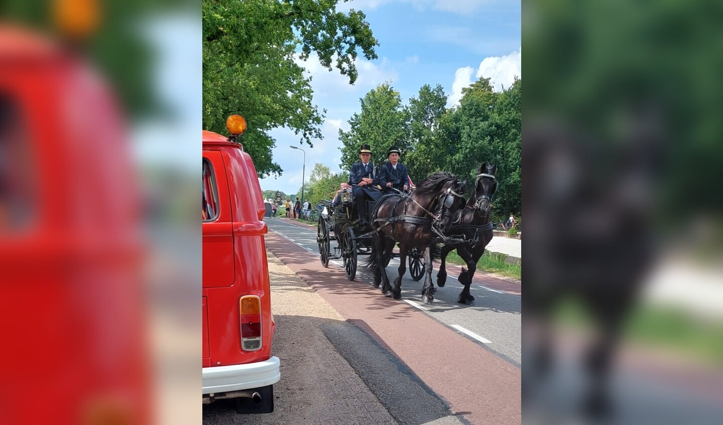,,Zondag 21 augustus, kastelentocht op Langbroekerdijk. 2 of 4 pk voor de koetsen, het busje is 37pk. Wat een mooie middag!
