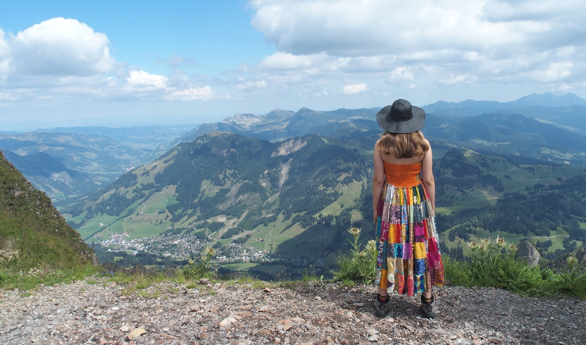 Emily Scholten geniet van het uitzicht op de bergen