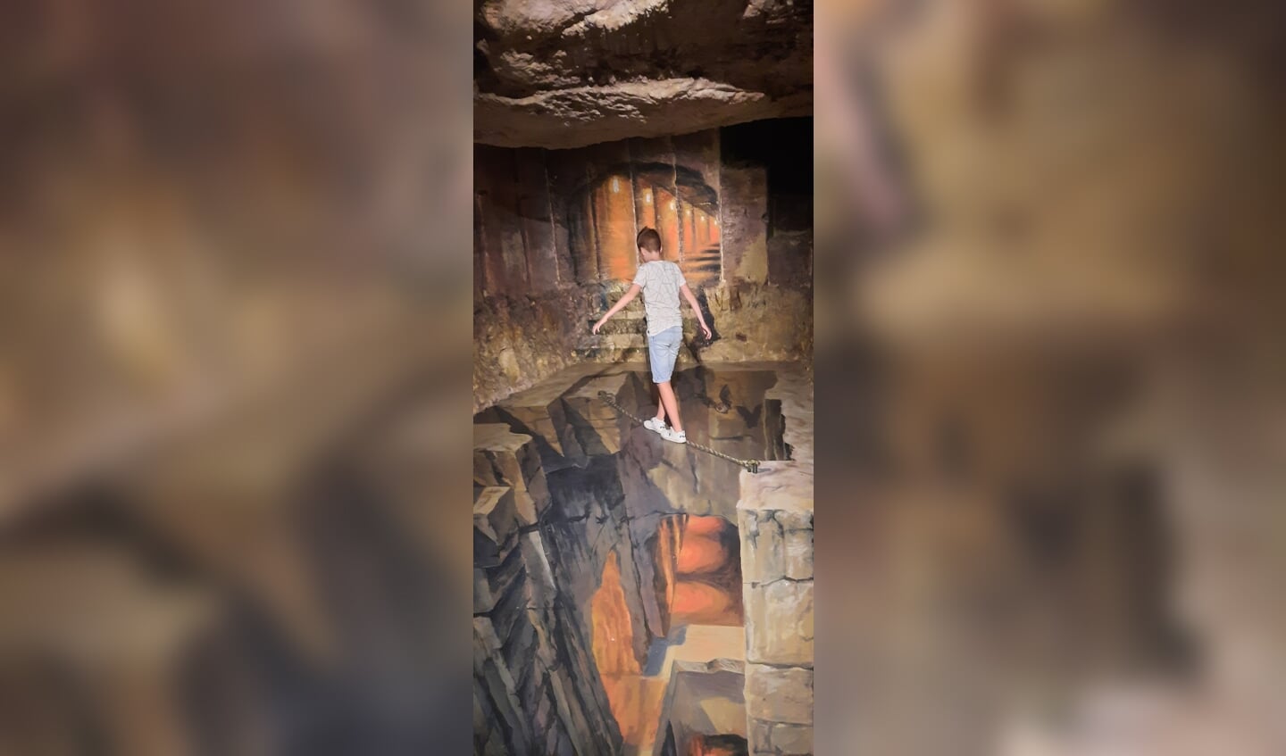 ,,Op deze 'spannende' foto zie je hoe Nick van den Brandhof (10) uit Renswoude. naar de overkant loopt in de grotten van Valkenburg.'' Ingestuurd door Janita van den Brandhof.
