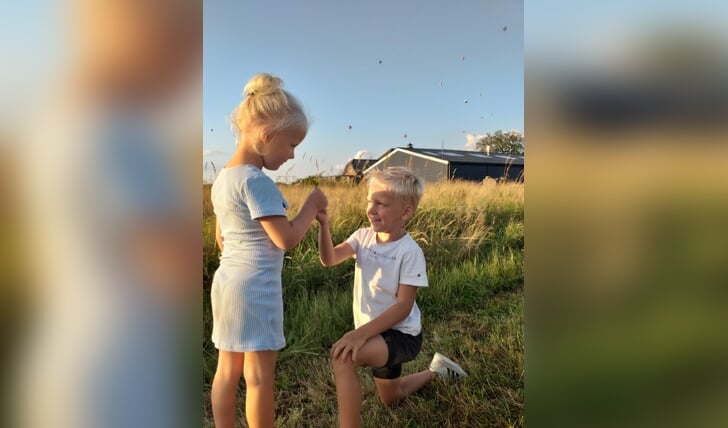 ,,Een heus huwelijksaanzoek: De vierjarige Dylan Pater uit Ederveen vraagt zijn Fenna Stiger uit Ede op 18 augustus 2022.