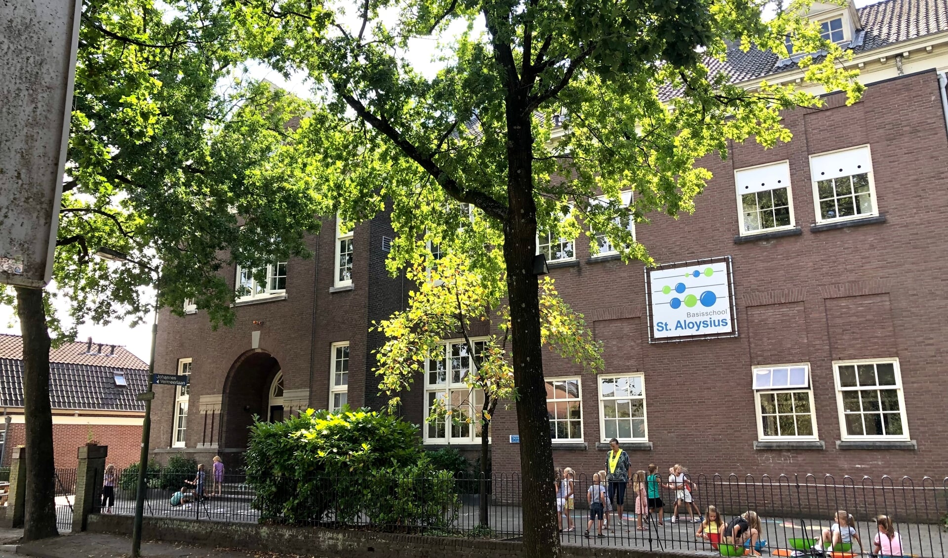 Het schoolgebouw aan de Kerkstraat. 