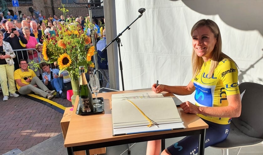 Annemiek van Vleuten tekent voor de zesde (!) keer het Groot Wagenings Gedenkboek.