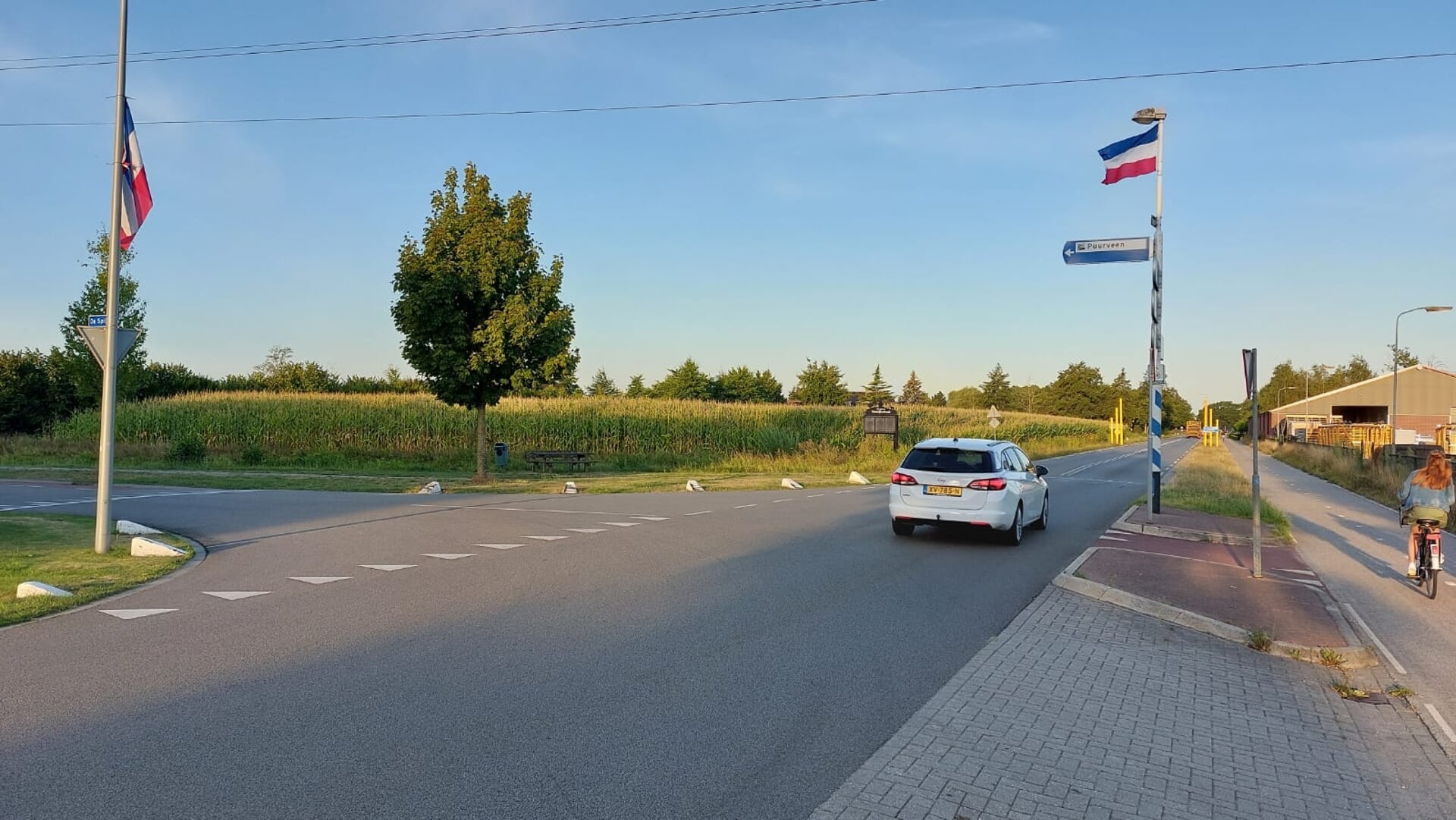 Omgekeerde Nederlandse vlaggen in Kootwijkerbroek.