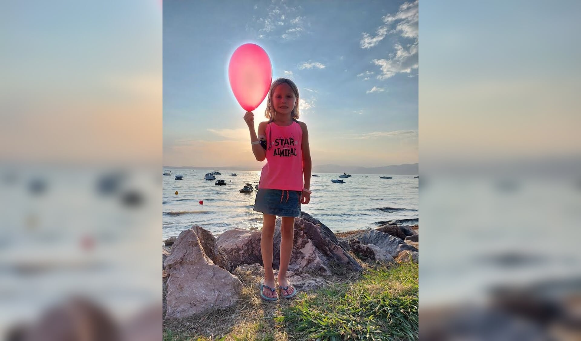 ,,Een foto van mijn dochter Milou. Deze foto is gemaakt bij het Gardameer in Italië. De zon schijnt zo mooi door de ballon.