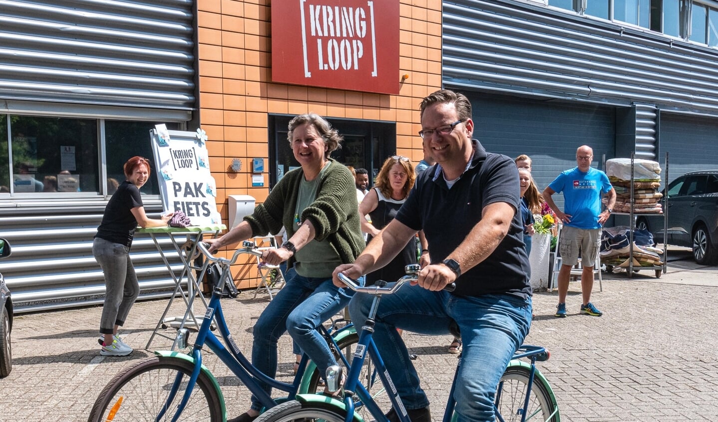 Ingrid Wong en Menno van Drunen op de eerste Pakfietsen