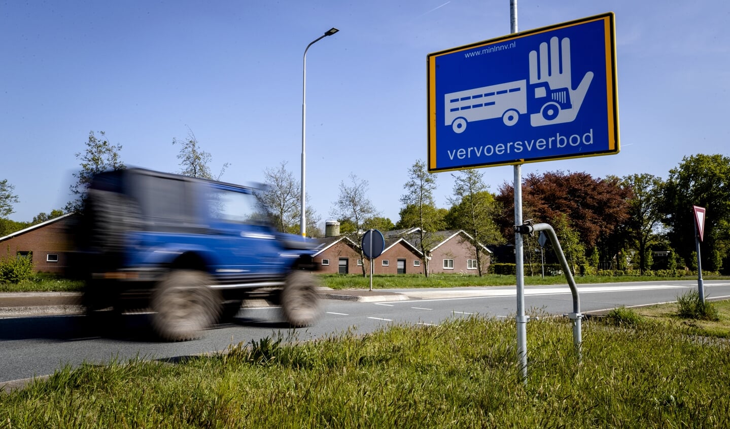 Een vervoersverbodsbord bij agrarische bedrijven in het buitengebied van Barneveld. Vanwege een uitbraak van vogelgriep geldt er in de regio Gelderse Vallei een vervoersverbod.
