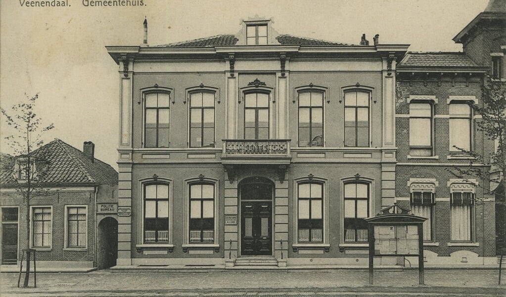 Veenendaal krijgt in 1874 een eigen gemeentehuis met daarin ook de ambtswoning voor de burgemeester.
