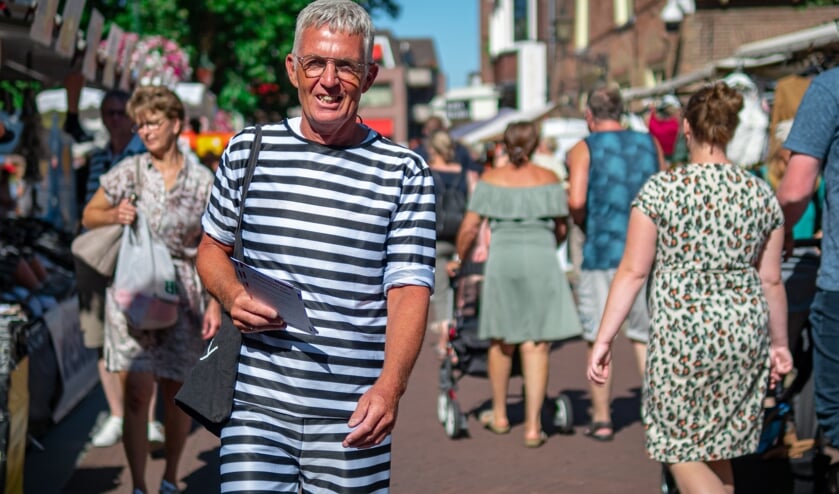 In zijn boevenkostuum struint Krol de straten af, op zoek naar zijn volgende doelwit.