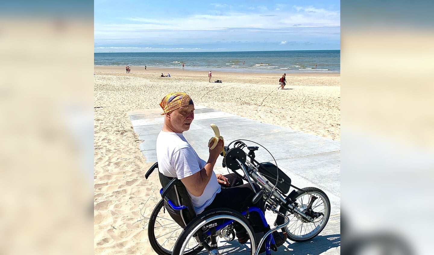 In juli waren we op vakantie in Egmond aan Zee. Ondanks de rolstoel konden we bij Schoorl toch een stukje het strand op met de rolstoel. Ons motto is: kijk wat er wél kan… en gewoon gaan met die banaan! 