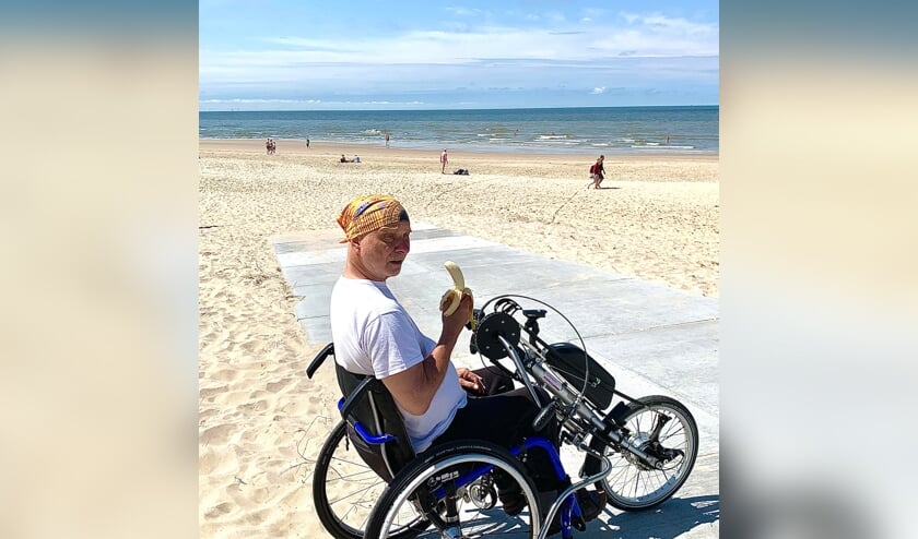 In juli waren we op vakantie in Egmond aan Zee. Ondanks de rolstoel konden we bij Schoorl toch een stukje het strand op met de rolstoel. Ons motto is: kijk wat er wél kan… en gewoon gaan met die banaan!