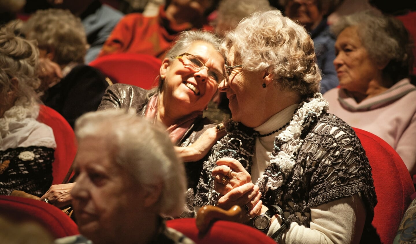 Een leuk (theater)uitje is voor sommige ouderen niet vanzelfsprekend meer.