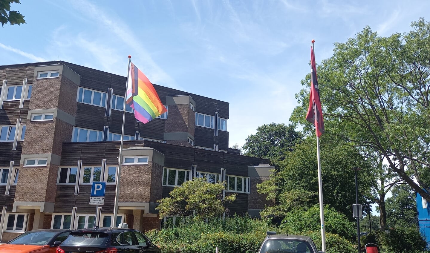 De Progress vlag wappert deze week bij het raadhuis.