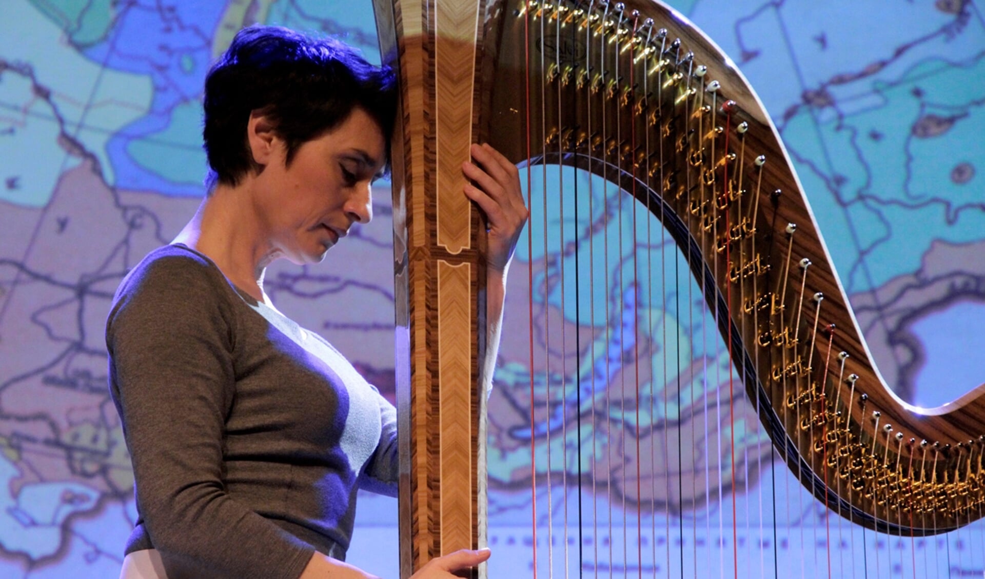 Ekaterina Levental, harpiste en sopraan, vertelt het verhaal van haar vlucht uit Rusland in het Slottuintheater.