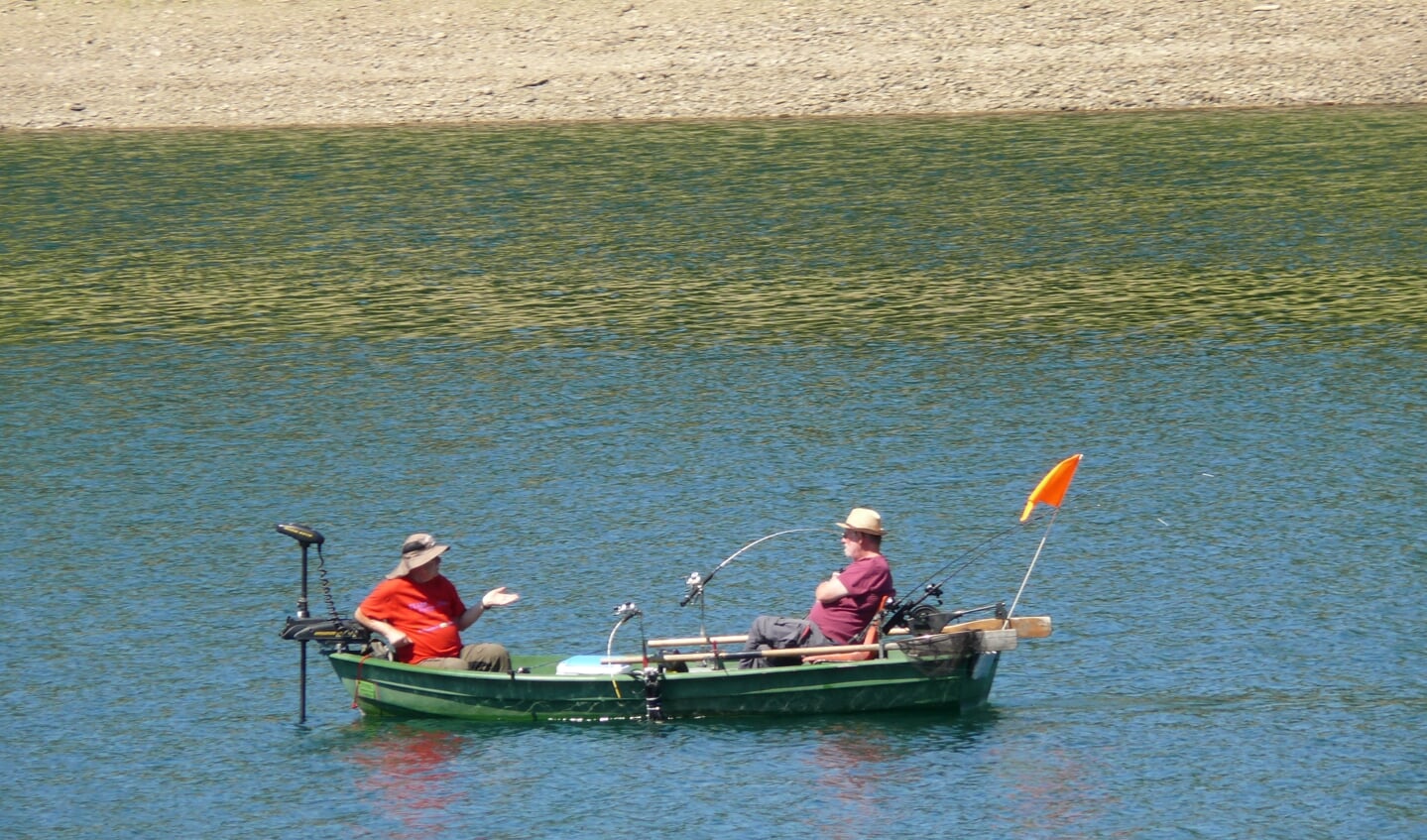Deze foto toont een ontspannen moment tijdens het vissen op de Diemelsee.