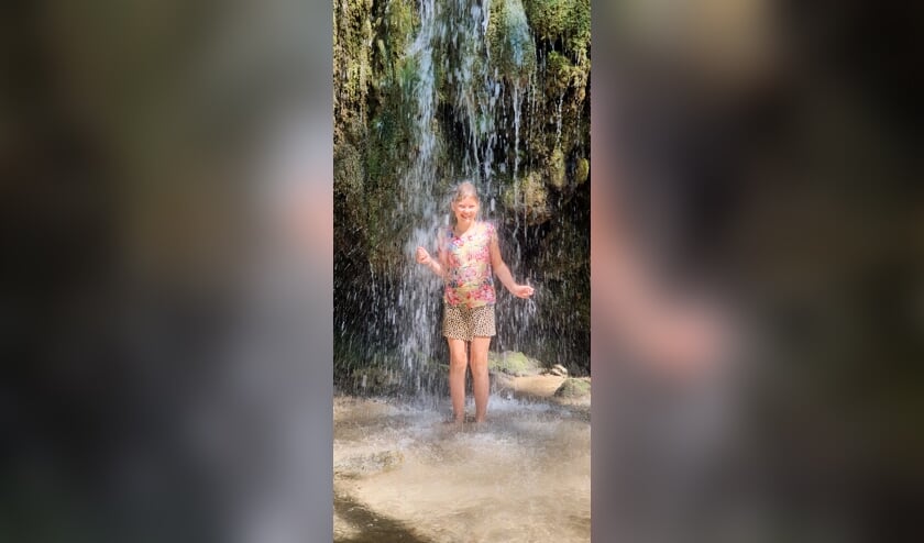 ,,Deze foto is gemaakt op 21 juli 2022 in Kroatië in het natuurpark van de watervallen van Krka. Het was een hete dag, dus ik zocht verkoeling onder een waterval! De foto is gemaakt door mijn moeder