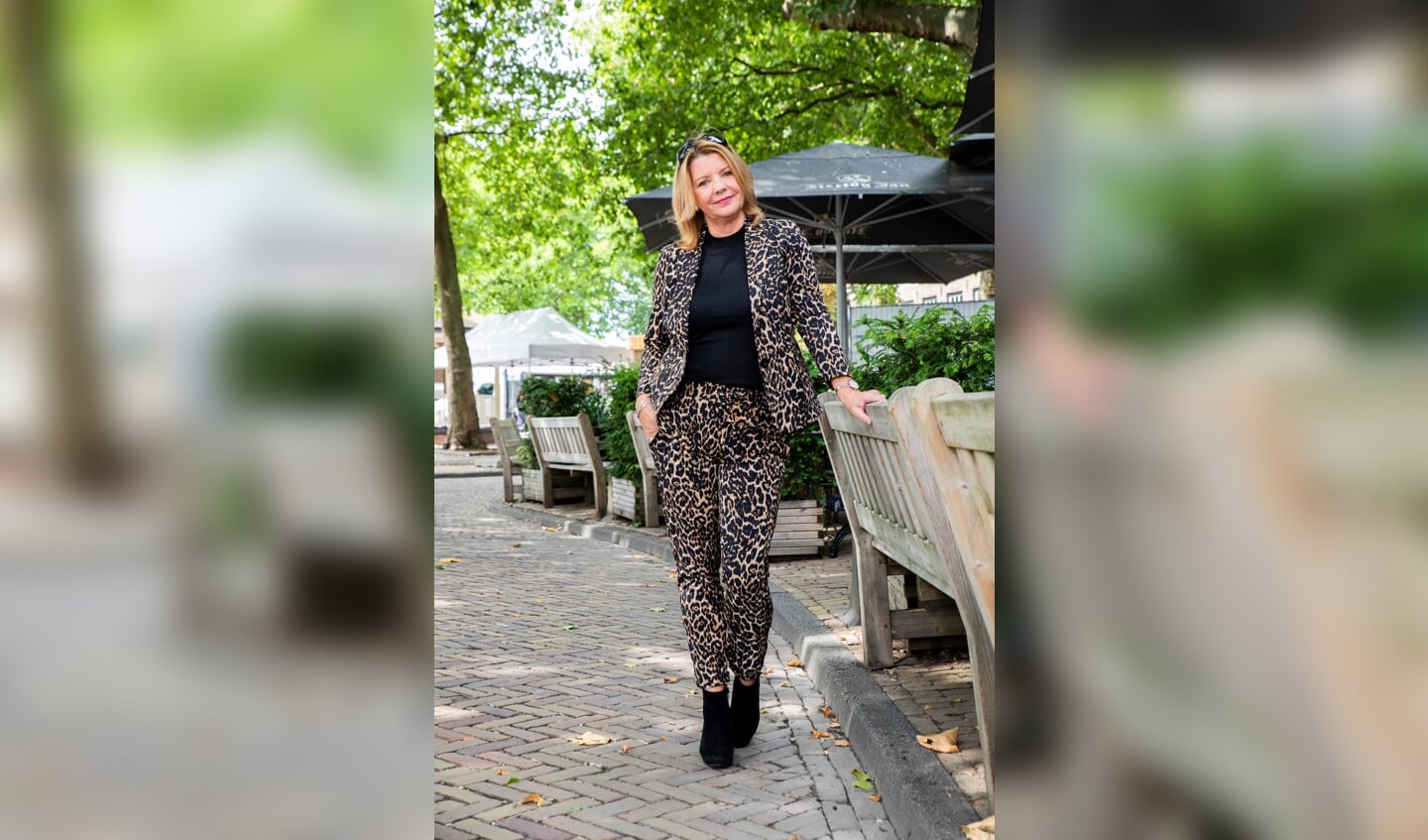 Paulina in een pantalon en blazer van AndCo Woman en lurextop van #OOTD