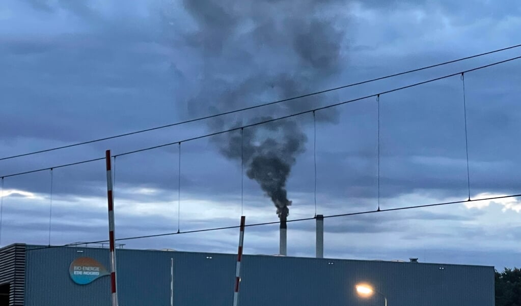 Rookwolken uit biomassacentrale aan de Knuttelweg op 19 juni 2022.