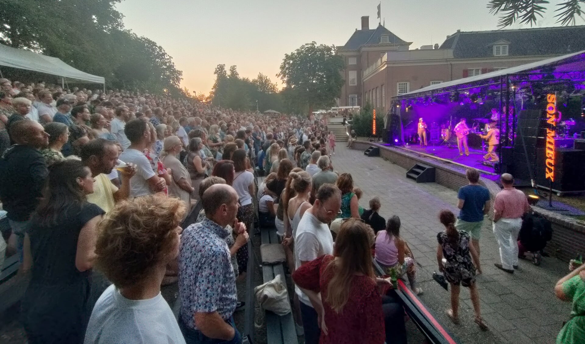 Son Mieux kreeg de bezoekers van het Slottuintheater op de banken.