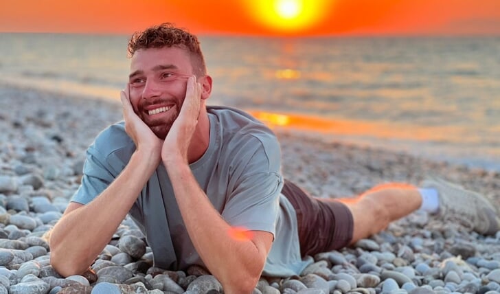 Op dit moment genieten we van de laatste vakantiedag met ons gezin van 12 op Rhodos. Bijgaand een  foto van onze zoon Niels op het strand bij zonsondergang. Niels is de gangmaker van het stel. Altijd vol humor! 