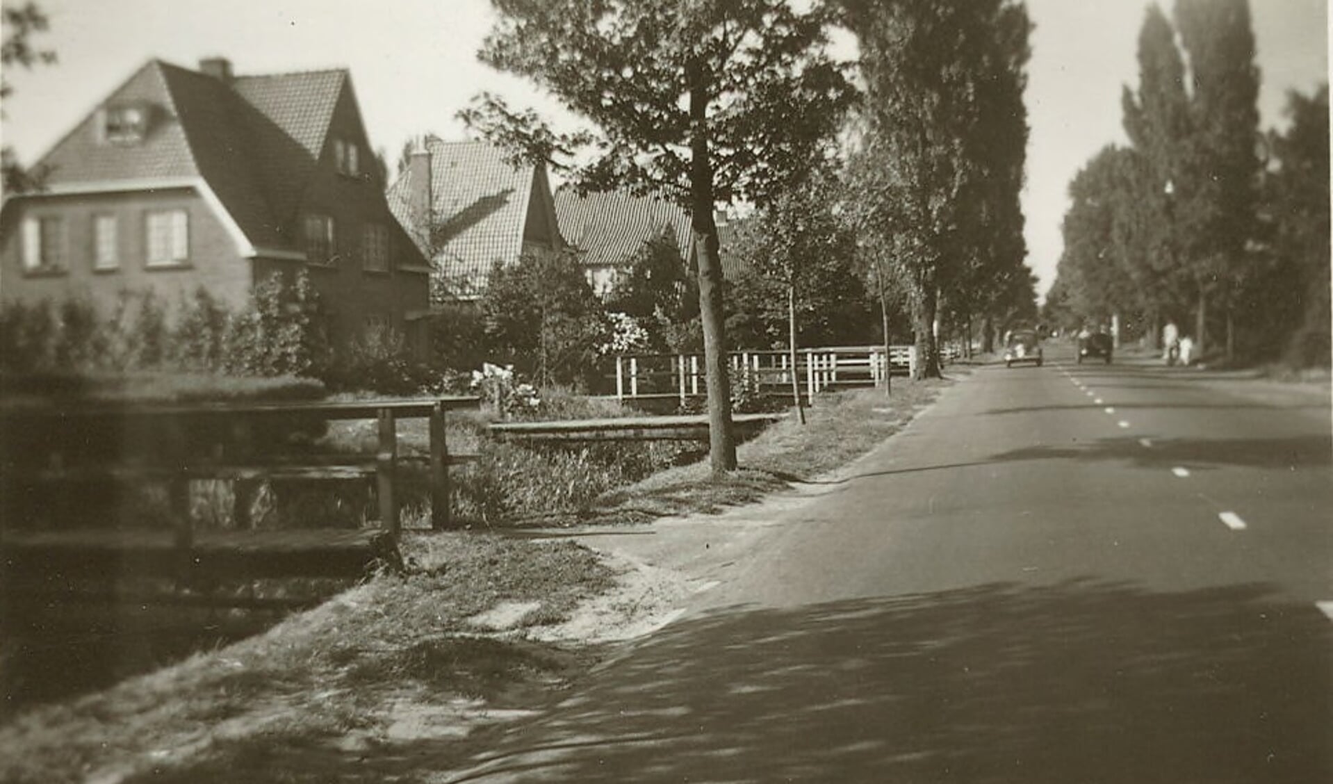 Opmerkelijk is dat op de oude foto naast de weg een sloot te zien is en dat alle woningen ontsloten werden door smalle houten bruggen.