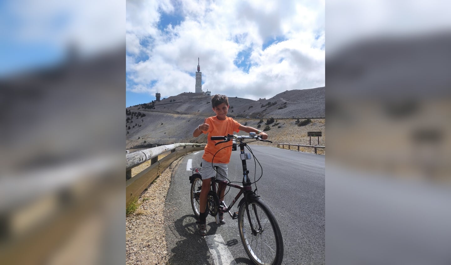,,Dylan (7) is op vakantie in Zuid-Frankrijk. Een (auto)ritje naar de top van de Mont Ventoux hoort er dan natuurlijk ook bij. Voor het thuisfront werd er geposeerd met de vouwfiets.'' Ingezonden door Patrick La Gordt Dillié.