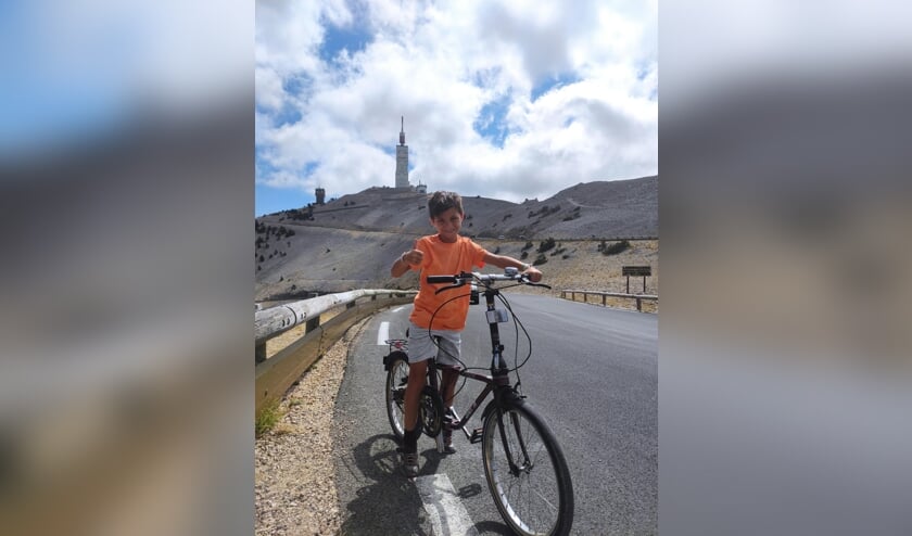 ,,Dylan (7) is op vakantie in Zuid-Frankrijk. Een (auto)ritje naar de top van de Mont Ventoux hoort er dan natuurlijk ook bij. Voor het thuisfront werd er geposeerd met de vouwfiets.'' Ingezonden door Patrick La Gordt Dillié.