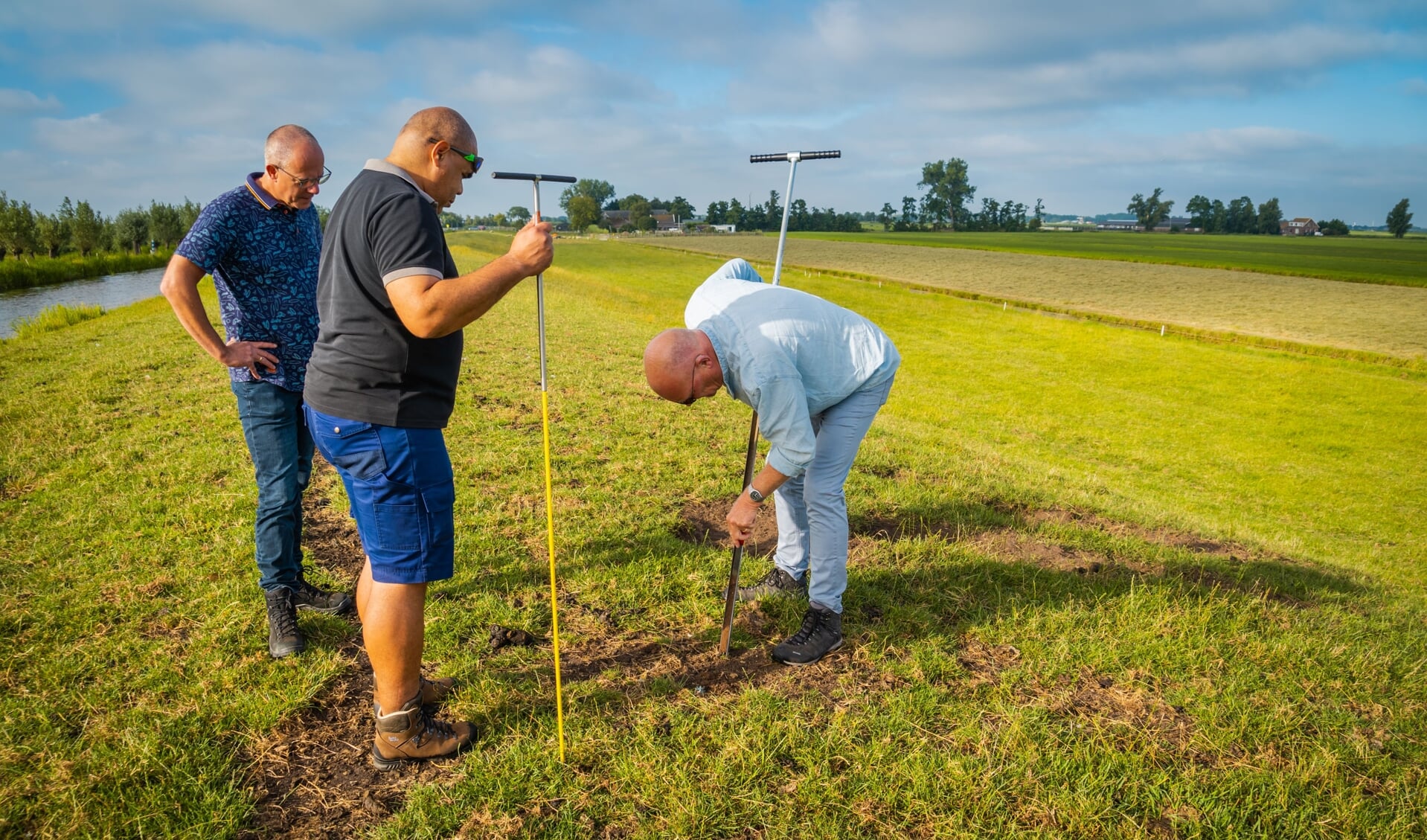 Medewerkers van Rijnland inspecteren de dijken regelmatig met deze droogte.