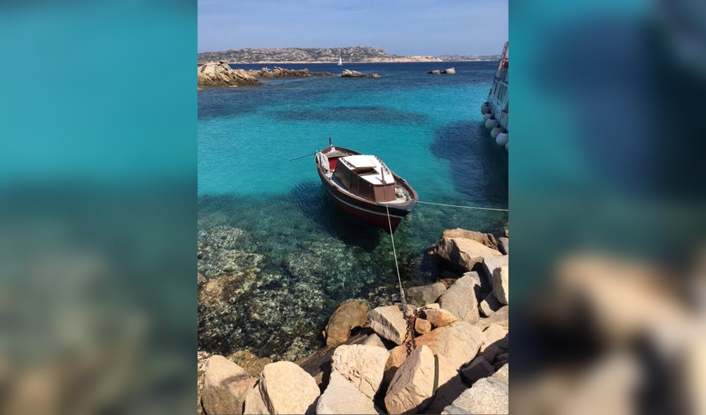 We waren 30 mei 2022 op Sardinië en gingen met een boot de eilandjes in de buurt bezoeken. Bij een van die eilandjes, la Maddalena, lag dit bootje. Fantastisch!