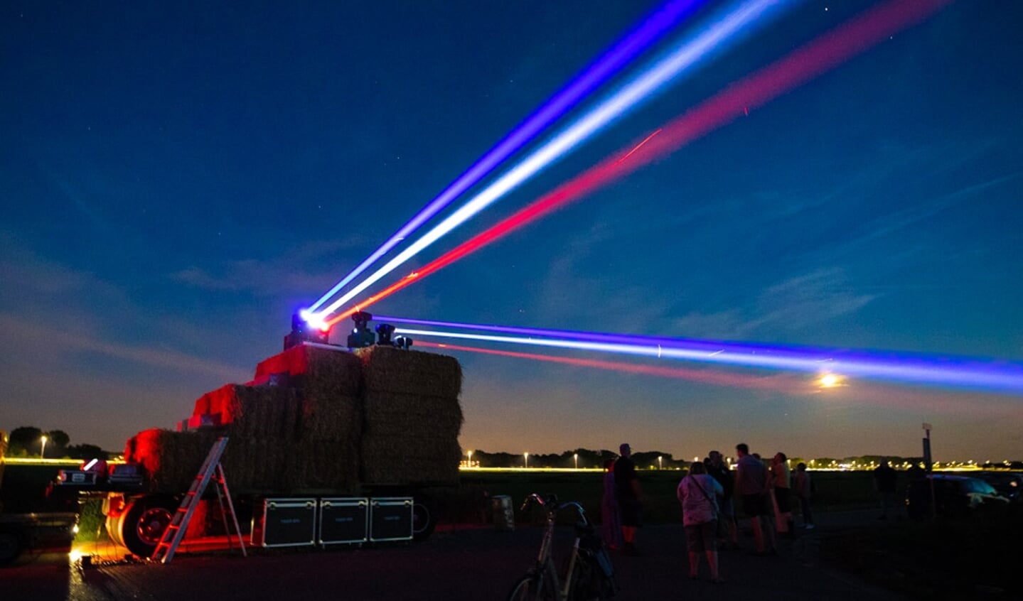 Boeren lieten vanavond laserlicht over de polder schijnen.