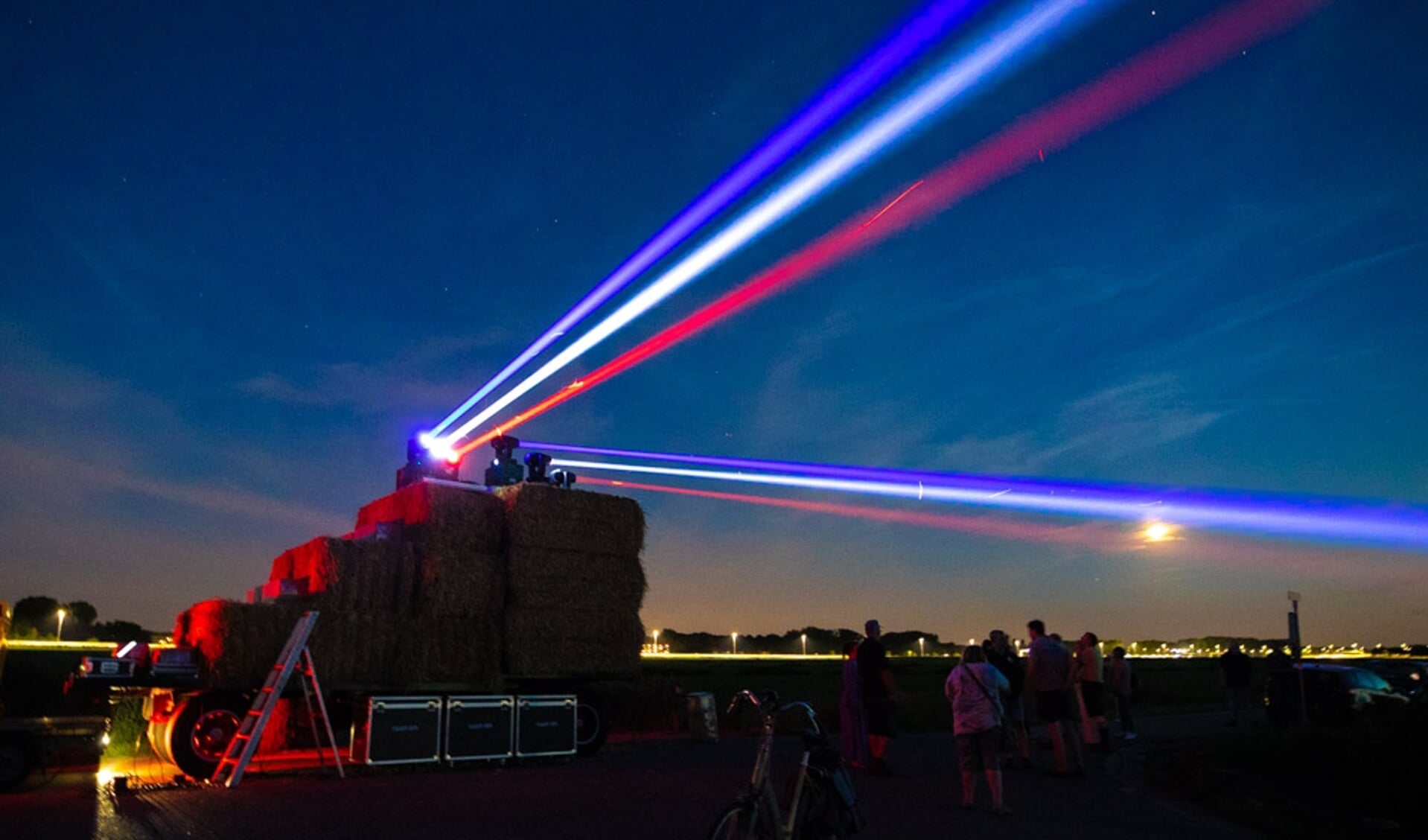 Boeren lieten vanavond laserlicht over de polder schijnen.
