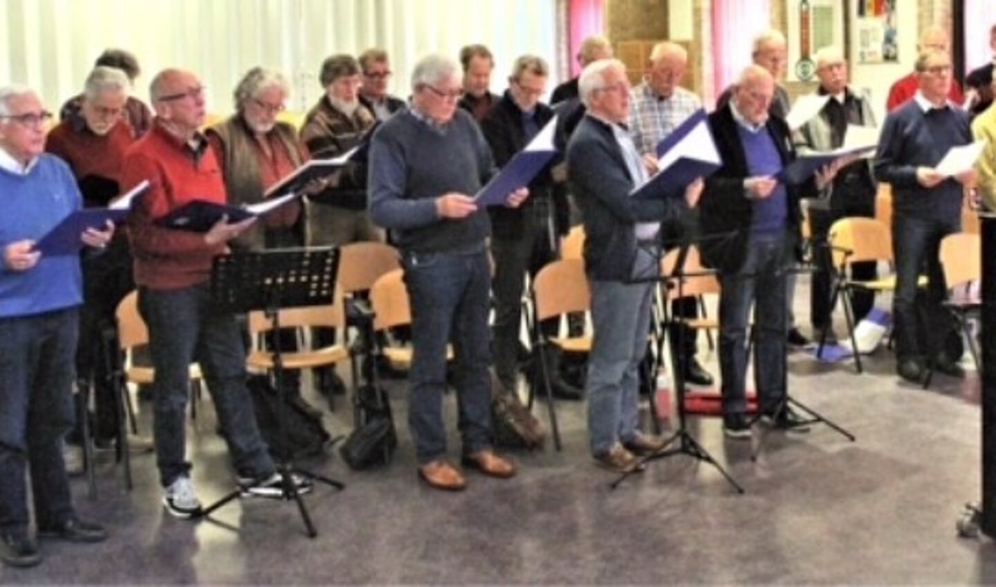 Het koor repeteert