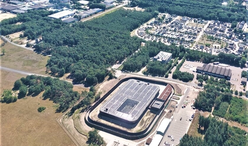 De 'goudkluis’ van Nederland uit de lucht aan de rand van Soesterberg met erboven woonwagencentrum Beukbergen.