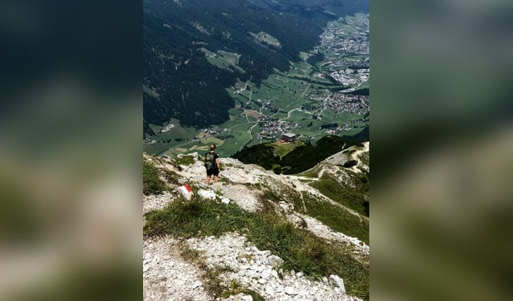 Wij wandelen graag in de Alpen. Ook deze zomer weer. Op de foto zie je in de diepte het Stubaital en Neustift, in Tirol - en ervaar je een beetje het gevoel van wandelen in de bergen.