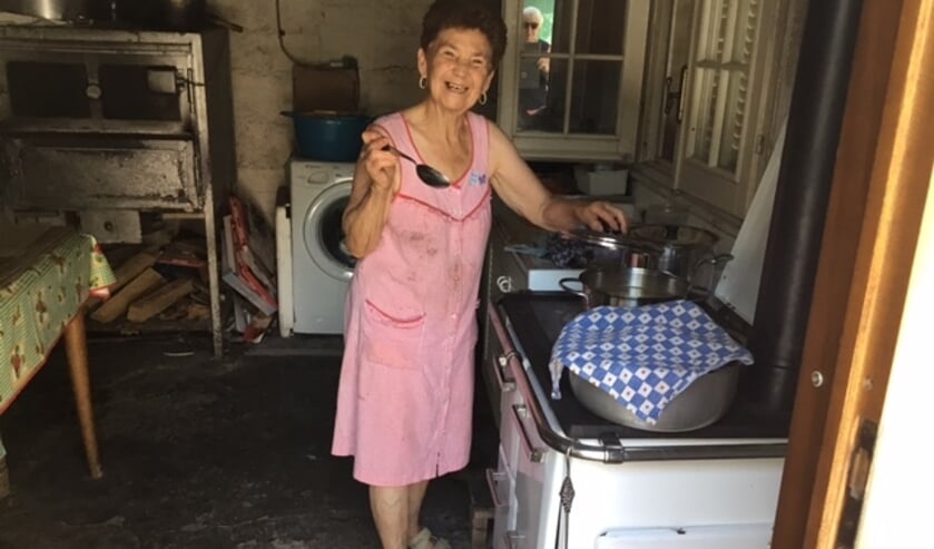Deze foto heb ik genomen in San Fedele in Italië. Bij deze Siciliaanse Pina was ik uitgenodigd om te eten. Zij heeft haar pasta op een houtkachel gekookt. Met 40C buiten. Als je goed kijkt staat er achterin links nog een originele Pizzaoven uit Sicilia.