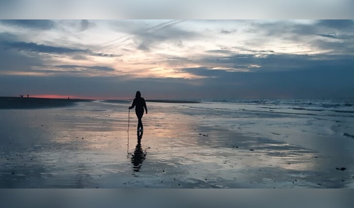 Deze foto is gemaakt in de vakantie op 28 juli 2022 en gemaakt in  Vrouwenpolder (Zeeland) op het strand. Op de foto staat mijn moeder die op het strand loopt. Voor mij is het landschap/lucht bijzonder, 
omdat ik dit niet dagelijks zie.