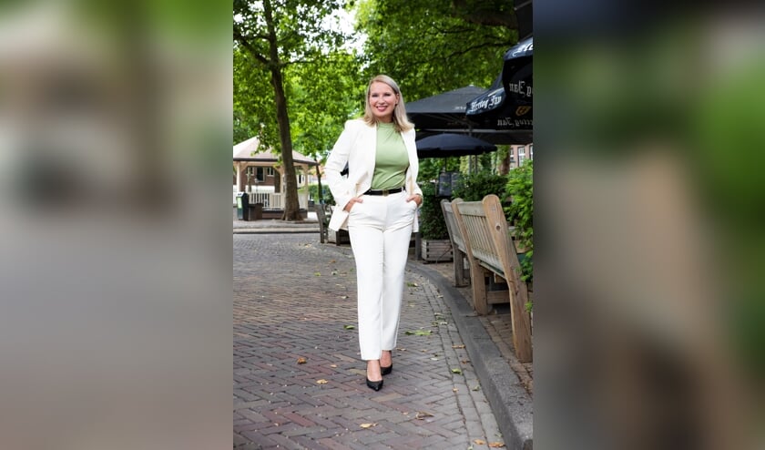 Sasja in een pak van Nikkie in de kleur Cream