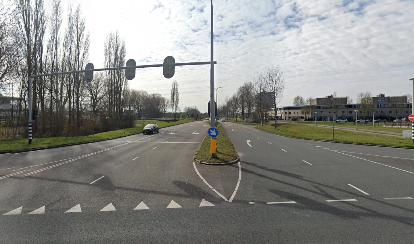 De verkeersregelinstallatie bij het kruispunt Hammerskjöldsingel/Beneluxbaan wordt de komende weken vervangen.