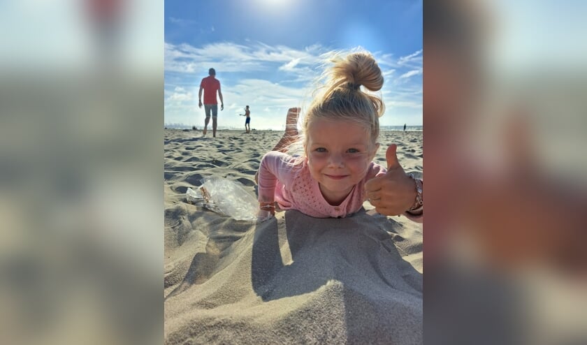 29 juli 2022. Onze dochter Juliette is voor het eerst op een strand ('s Gravenzande). Ze is helemaal onder de indruk van de golven, het zand, de schelpen.... ze vindt het geweldig.