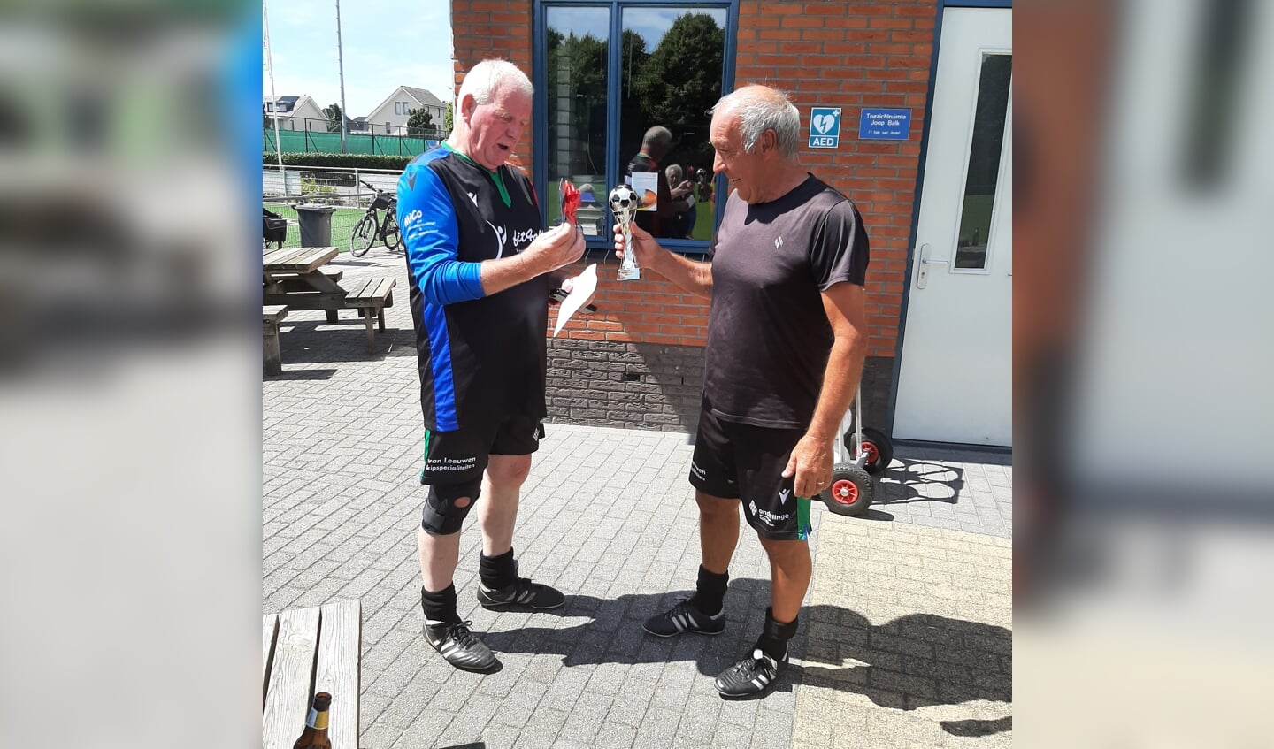 Kees Mocking reikt de Gouden Bal bokaal uit aan Leo Barte