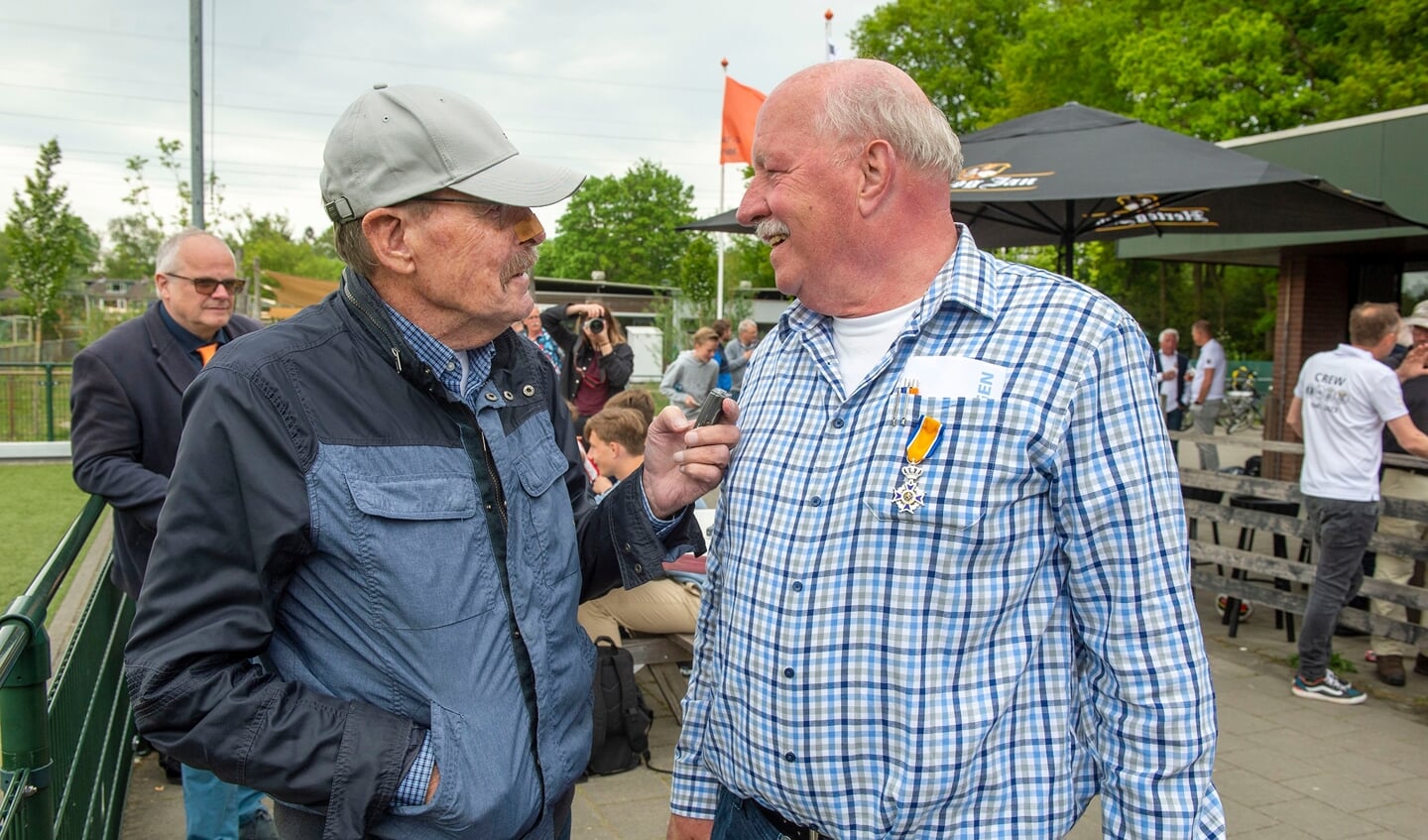 Huub van Aerssen (links) op 7 mei, bij één van zijn laatste klusjes voor BDUMedia bij de viering van het 75-jarig bestaan van SVMM in Maarn. Op de foto feliciteert hij Helmert Lockhost met het jubileum en zijn koninklijke onderscheiding.