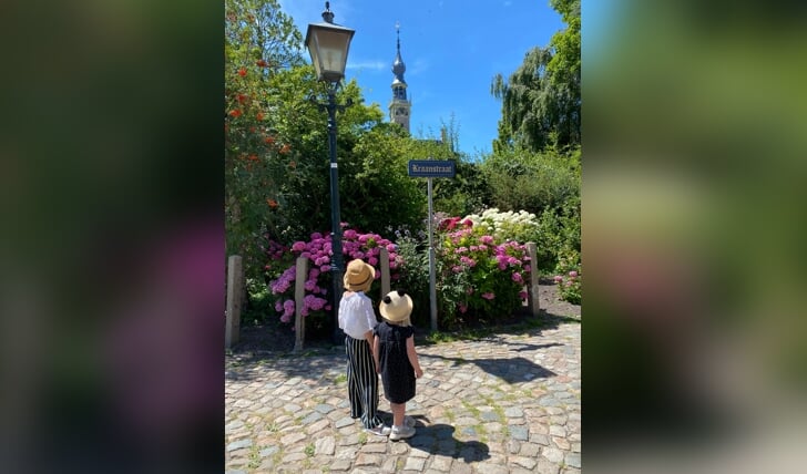 De foto is genomen op 16 juli 2022 in Veere. Op de foto staan Cato en Feija van Dijk genietend van het mooie weer en de vakantie in Zeeland.