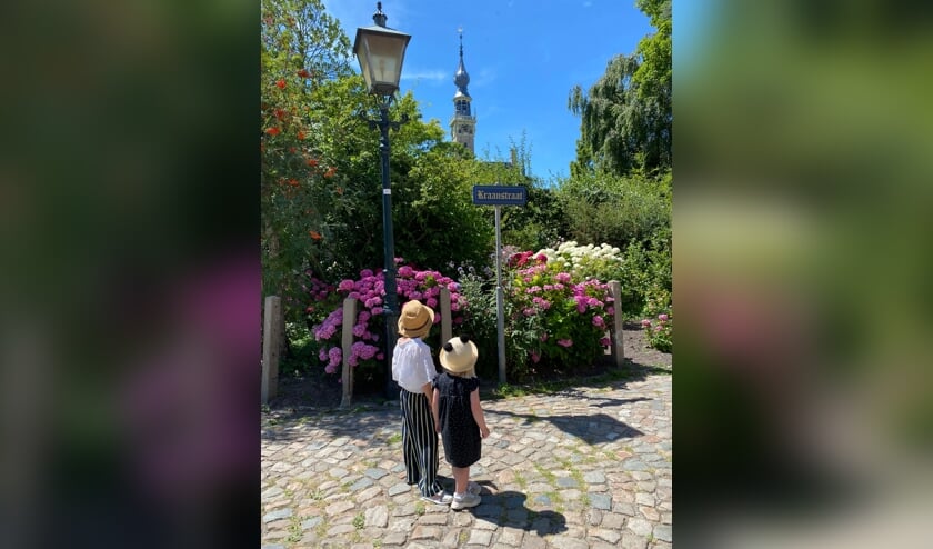 De foto is genomen op 16 juli 2022 in Veere. Op de foto staan Cato en Feija van Dijk genietend van het mooie weer en de vakantie in Zeeland.