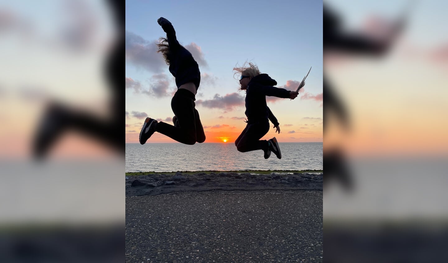 Genieten met een grote G op de Brouwersdam van de zonsondergang op 29 juli. Heel mooi hoe de zon langzaam verdween in de zee. Op de foto staan Pim & Mees.