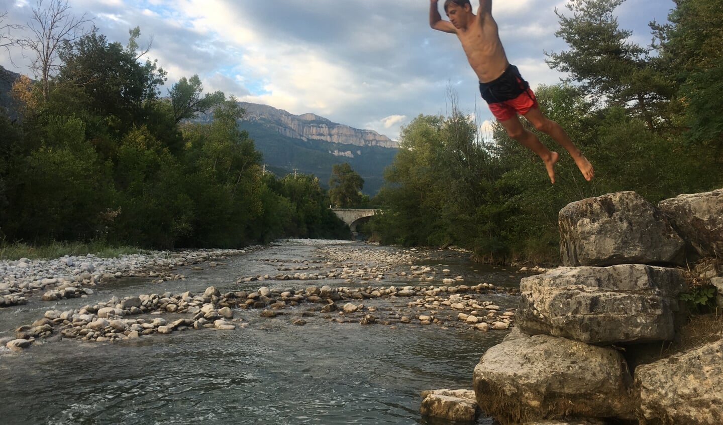 Wij zijn net terug van onze vakantie in Frankrijk aan de rivier de Drôme. Door de droogte stroomde er weinig water in deze rivier maar we vonden toch nog een plekje waar het wat dieper was zodat onze zoons er lekker in konden springen.